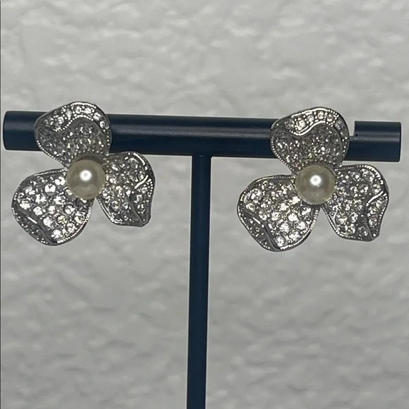 Vintage CIRO Crystal Flower Stud Earrings with Pearl Center. - Picture 4 of 7